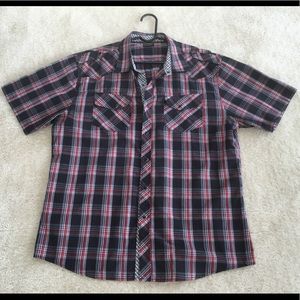 Men’s short sleeve plaid shirt.